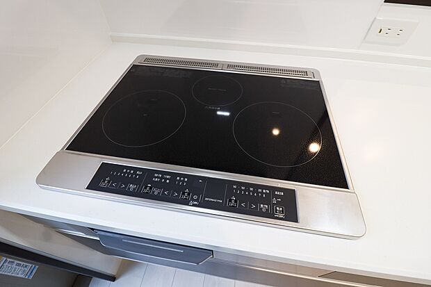 【【ドリームタウン共通設備:3口コンロ】】ガスコンロと比べて表面の凹凸が少ない為、調理中に飛び散った油や調味料を拭き取りやすいくキッチン回りのお手入れがしやすくなります!キッチンを清潔に保ちやすくなりますね