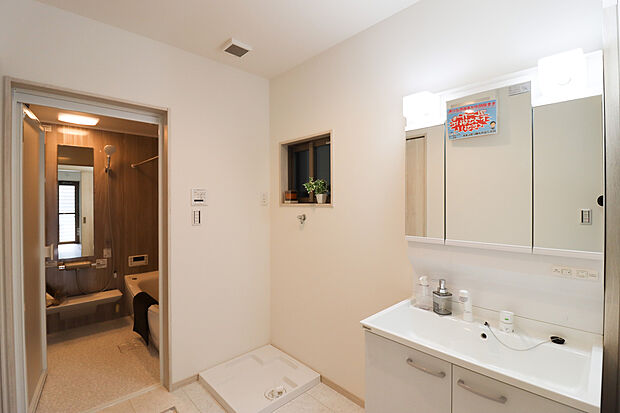 【【洗面(施工例)】】鏡裏収納がある為たっぷり収納しておくことが可能です。鏡の扉を閉めれば小物が丸見えにならず、すっきりした印象で使用することができるため来客が使用される際もプライバシーが保たれます。