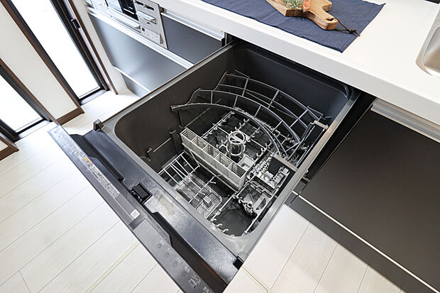 【【食器洗い乾燥機】】食器洗浄乾燥機付きのシステムキッチンで、食後の団らん時間もご家族と一緒に楽しむことができます♪