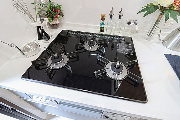 【【ホーロートップガスコンロ】】バーナー間隔が広いので、３口同時に使っても鍋振りも出来ます！グリル排気口をコンパクトにして、仮置き出来るスペースもご用意しております♪
