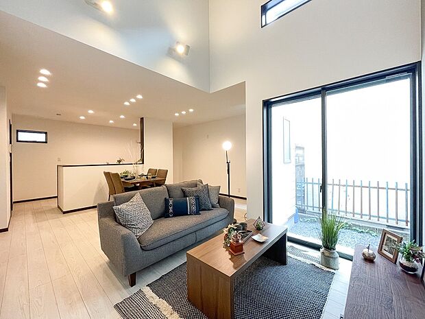 【【ドリームタウンシリーズ施工例：リビング】】忙しい朝もしっかり家族が揃って食事をして頂けるゆとりある大きさのダイニングスペース。奥様が作る手料理をたくさん並べて頂き、テーブルで囲む健やかな食事の時間を存分に愉しんで下さい。 