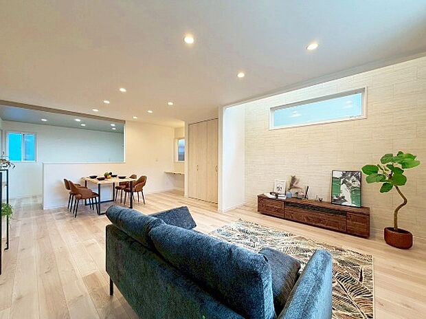 【リビング】広くゆったりと家族揃って寛げるLDK。毎日の始まりと終わりをここで迎える大切な空間はいつでも心地良い空気感♪室内（2025年10月）撮影