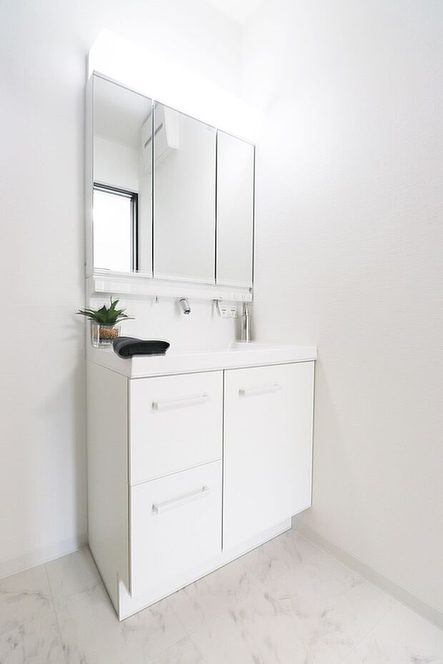 【【洗面化粧台】】■ミラーキャビネットになっており、メイク用品や洗顔小物をスッキリ収納できます!来客時にも安心の収納力です。