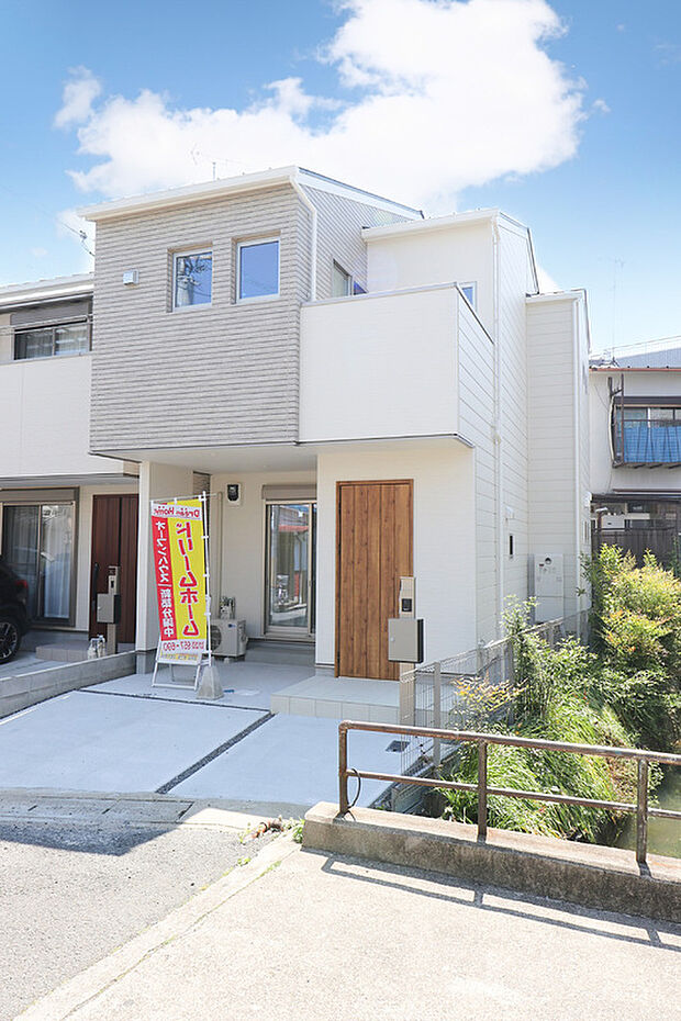 【【ドリームタウンシリーズ施工例:外観】】自由設計の為、お客様のご要望に合わせて間取りの変更可能!一緒に理想のマイホームを完成させましょう♪