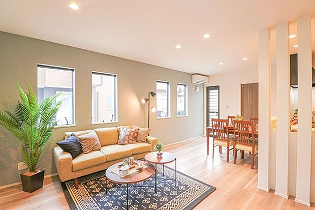 【全室Low-E複層ガラス】■室内の快適な温度を保ちやすく、冷暖房効率の向上や結露の抑制にもつながります。