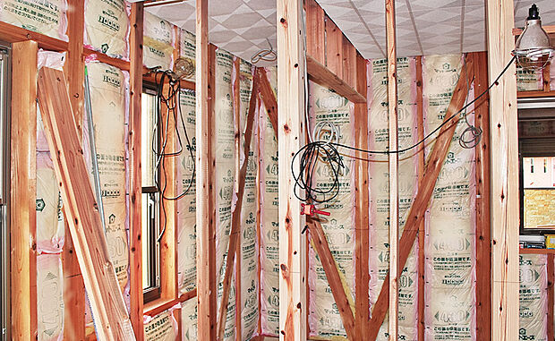 【高機能グラスウール】一般的な断熱材よりも細かい繊維で構成されている為、室内温度を安定させ、冷暖房効率を向上させることで光熱費の削減に繋がります。また、外部の騒音を軽減し、静かで快適な住環境を実現。