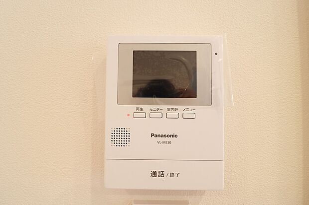 【【TVモニター付インターフォン】】■来客者を確認出来るTVモニタ-付インターフォン。
普段の生活時はもちろん、お子様が一人でお留守番する際にも安心ですね!