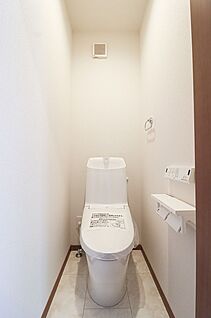 【ウォシュレット機能付きトイレ】