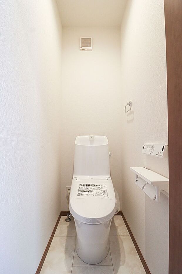 【【ウォシュレット機能付きトイレ】】◆汚れをはじくクリーン樹脂素材と、フチなし形状で日々のお掃除もラクラク！
◆環境に優しい節水技術で、従来のタイプから約60％の大幅な節水を実現しました。