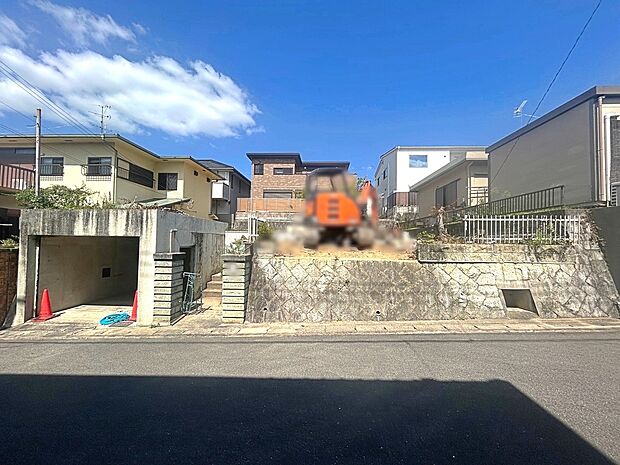 【【現地写真:R8.9撮影】】前道6.8mで前のお家とも距離を確保でき、通風・採光良好!