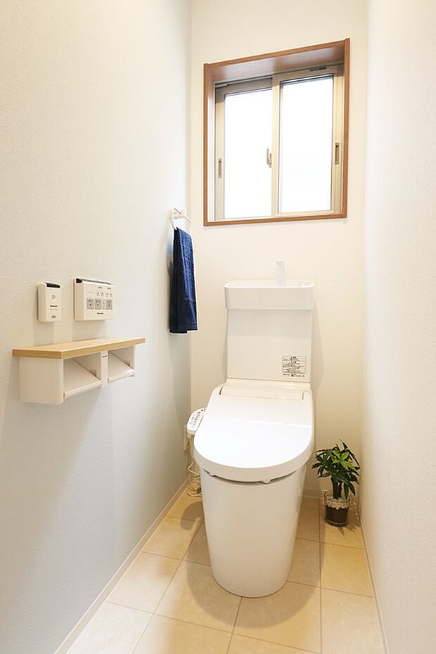 【【トイレ　施工例】】壁リモコンで両サイドがスッキリとしており、多彩な機能付で清潔なトイレ空間に。