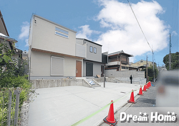 自然と街並みが調和した、落ち着きのあるエリア。交通量の少ない閑静な住環境で、子育て世帯からゆったり暮らしたい方まで幅広くおすすめ。毎日の暮らしに心安らぐ時間をもたらします。現地(2026年9月撮影)