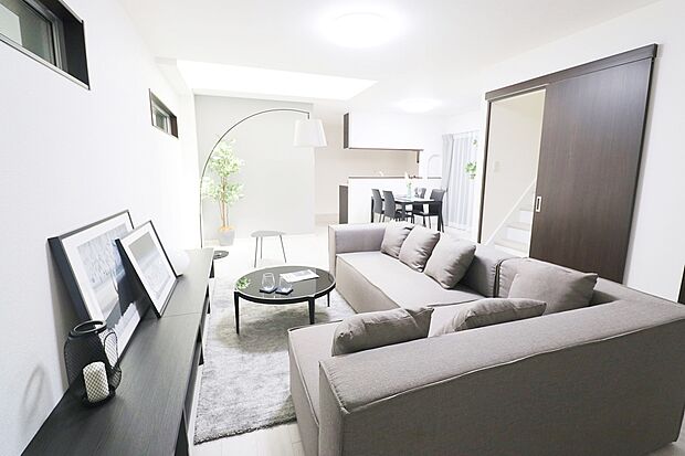 【ドリームタウンシリーズ施工例】 現地はもちろん、スーパー・コンビニ・ドラッグストア・小学校・中学校などの位置確認も一緒にご案内させていただきますので、お気軽にお問い合わせくださいませ。