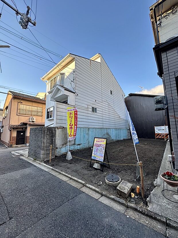 JR円町駅徒歩10分。JR・地下鉄二条駅徒歩13分。南向き。
朱雀第二小学校徒歩4分、西ノ京中学校徒歩5分なのでお子様の通学も安心です。
現地(2025年10月)撮影