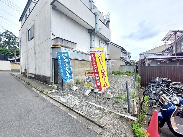 ■現地はもちろん、スーパー・コンビニ・ドラッグストア・小学校・中学校などの位置確認も一緒にご案内させていただきますので、お気軽にお問い合わせくださいませ。
現地(2025年10月撮影)