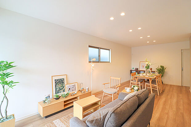 【リビング施工例】
家族の気配を感じながら安心して過ごせる2階リビング。
明るく風通しの良い空間で、外からの視線も気にならず毎日の子育てがもっと心地よくなる住まいです。