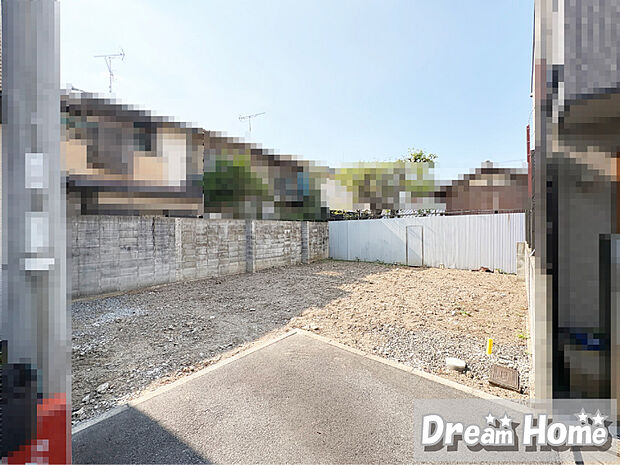 ■利便性の高い立地は普段のお買い物や、通勤・通学にも最適で、快適にお過ごしいただけます。2沿線活用することができ京都駅や大阪への簡単アクセスも魅力です。現地（2026年8月）撮影