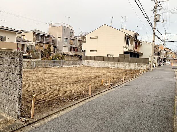 前道は車通りが少なく、お子様が外で遊ぶ際や急な飛び出し時も安心です。小学校が徒歩10分圏内で、通学も安心の距離です。
現地(2026年2月撮影)