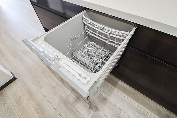 【【食器洗浄乾燥機】】■後片付けをサポート。食事後の家族のくつろぎタイムもゆっくりともてます。朝食準備や送り迎え…と忙しいママも大助かり。環境にも手肌にも優しい設備です。