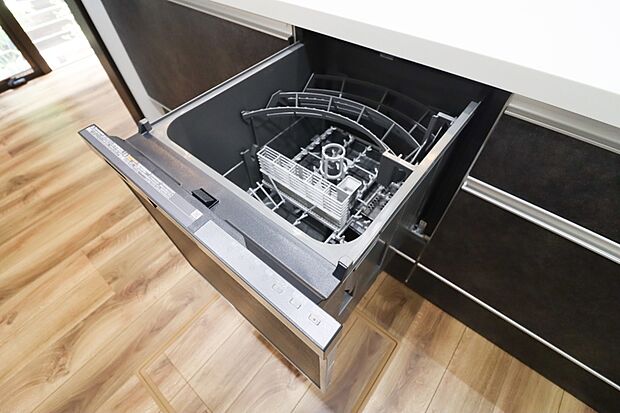 【【食器洗浄乾燥機】】■後片付けをサポート。食事後の家族のくつろぎタイムもゆっくりともてます。朝食準備や送り迎え…と忙しいママも大助かり。環境にも手肌にも優しい設備です。