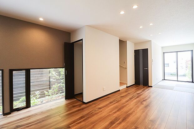 【リビング】ＬＤＫ広々20.2帖。リビング階段なので、ご家族の外出・帰宅が把握しやすく安心です。南東向きなので、日当たり・通風良好です。【室内（2025年6月）撮影】