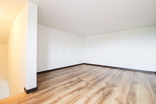 【固定階段式ロフト】お子様でも安心して上り下りのできる固定階段式ロフト。季節物のお荷物もラクラク収納可能です。【室内（2025年6月）撮影】