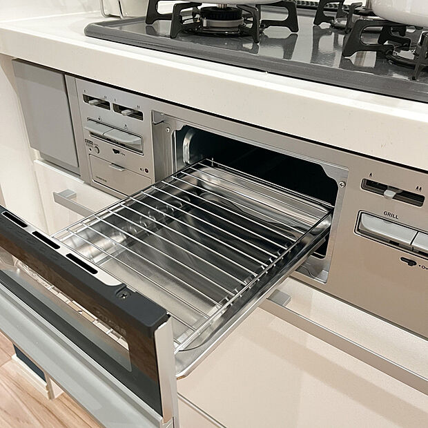 【【グリル】】■フライパンで焼くことの多い肉料理を代わりにグリルを使えば、油をひく必要もなく、余分な脂も落として焼けるため、フライパンを使った時よりも多く油脂分をカットできます。