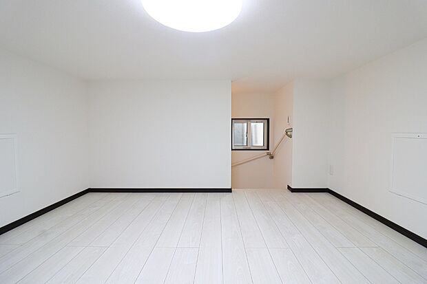 【固定階段式ロフト】【ドリームタウンシリーズ施工例】季節のお荷物などたっぷり収納できます。階段での昇り降りなので重たいお荷物もラクラク運べます。