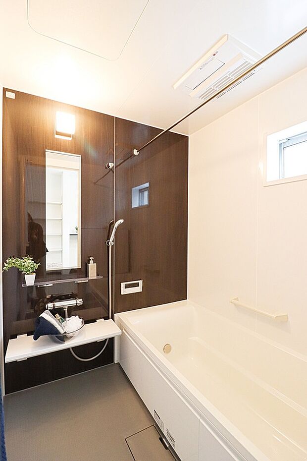 【【ドリームタウンシリーズ施工例】】■浴室暖房乾燥機付きで、花粉の時期や雨の日が多い梅雨の時期も安心です。また、冬のヒートショック対策にも。大人の方でもゆったり足がのばせます。