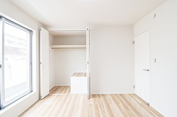 【【ドリームタウンシリーズ施工例】】■各洋室に収納を備えることで、衣類や荷物もすっきり整理。お部屋を広く使えて、家具配置の自由度もアップします。寝室・子供部屋・ワークスペースなどライフスタイルに合わせて柔軟に使えるのも魅力です。