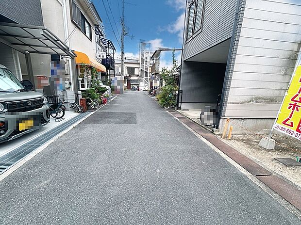 【【前道写真】】■前道は車通りが少なく落ち着いた住環境。車の出入りもしやすく、駐車時や乗り降りの際も安心です。小さなお子様のいるご家庭やゆったりとした生活を求める方におすすめの住環境です。