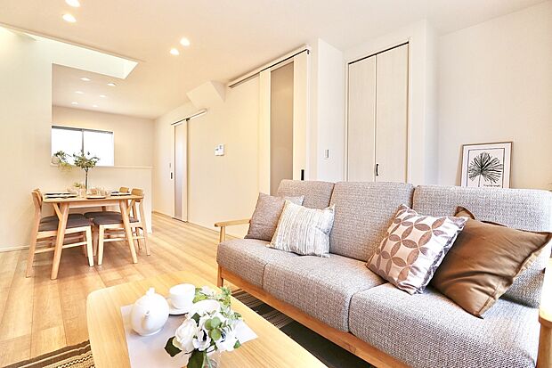 【【ドリームタウンシリーズ施工例】】■ご家族みんなが自然と集まり、くつろげるゆったりとしたリビング。開放感のある空間設計で日常のひとときを心地よく過ごすことができます。