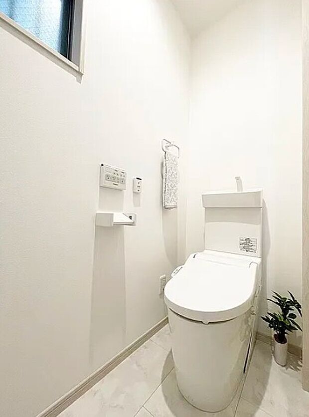 【【ドリームタウンシリーズ施工例】】■部屋とトイレの寒暖差によるヒートショックが心配な方の健康を守るうえでも、便座の温度設定は温水洗浄便座に付随するうれしい機能の1つです。
