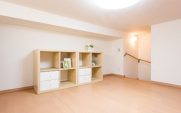 【 【ドリームタウンシリーズ施工例】】◆ロフトへ繋がる階段が通常の階段と同じため重たい荷物も両手で運ぶことができます。冷暖房器具などの季節の荷物の収納場所にも困りません。