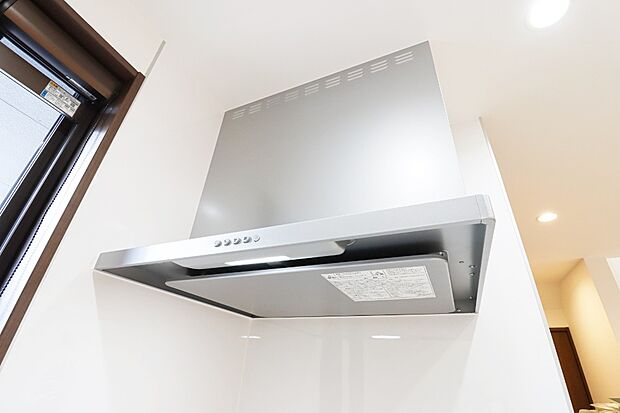 【【換気扇】】■女性の方でも取り外せるワンタッチの換気扇なのでお掃除もラクラク。汚れやすいキッチン周りをキレイに保つことができます。