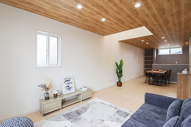 【【ドリームタウンシリーズ施工例】】◆ダウンライトはスペースを取らないため、リビングを広々と見せてくれます。 他のインテリアをアクセントにしたい方にも嬉しいお部屋です。