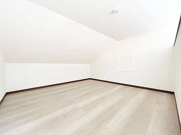 【【ドリームタウンシリーズ施工例】】◆ロフトへ繋がる階段が通常の階段と同じため重たい荷物も両手で運ぶことができます。冷暖房器具などの季節の荷物の収納場所にも困りません。