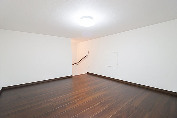 【【ドリームタウンシリーズ施工例】】重たい荷物も両手で運ぶことができる固定階段式ロフト。冷暖房器具などの季節の荷物もたくさん収納できます。