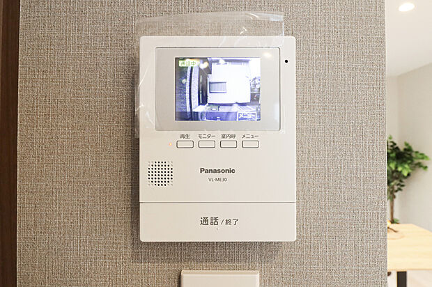 【【TVモニター付きインターフォン】】■来客者を確認できるＴＶモニター付インターフォン。普段の生活時はもちろん、お子様が一人でお留守番する際にも安心ですね。