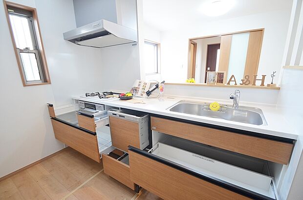 【【キッチン収納】】■よく使うものほど取り出しやすいアシストポケットなど収納たっぷりなので調理器具や調味料も出し入れしやすくキッチンに立つ時間がもっと楽しい時間に変わります。