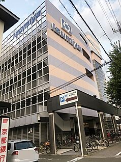 イズミヤ 約555ｍ(徒歩7分)