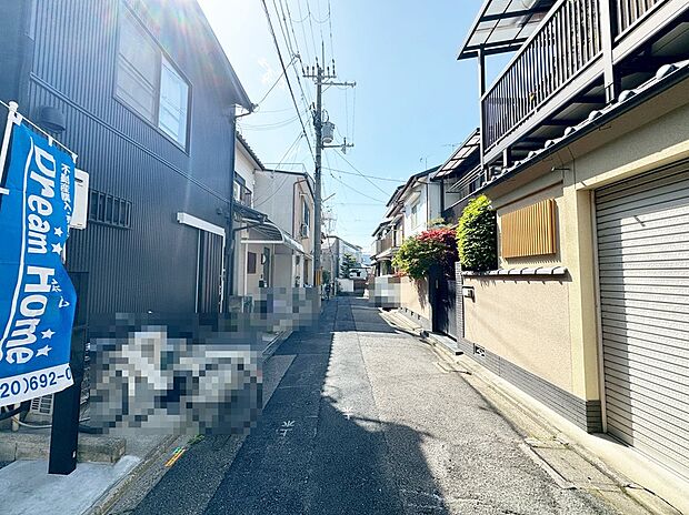 【【前道写真】】■前道は車通り少なく、お子様が玄関から急に飛び出した際や、お家の前でお友達と遊んだりする際にも安心です。現地(2026年4月)撮影