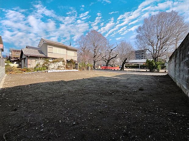 【【現地写真】】■目の前が公園の開放的なロケーション。お子様の遊び場がすぐそばにあり、子育て世帯にも嬉しい住環境です。分譲地なので街並みも整い、安心感のある暮らしが叶います。現地(2026年2月)撮影