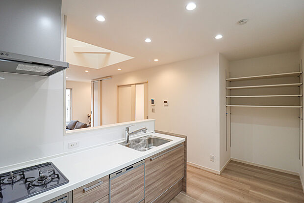 【【ドリームタウンシリーズ施工例】】■対面キッチンは料理をしながらリビングを見渡せ、家族との会話も自然に広がります。お子様の様子を見守りやすく、家事と育児を両立しやすいのも魅力。