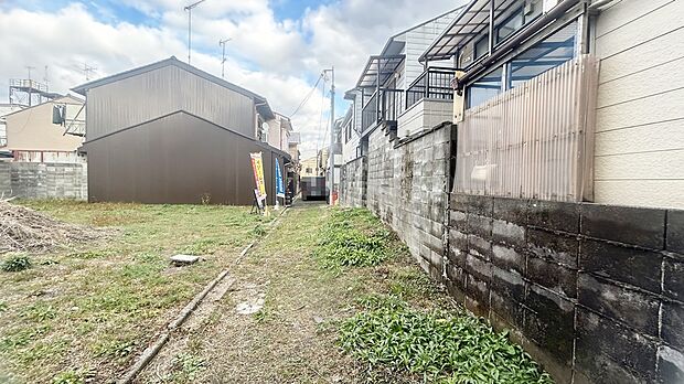 【【現地写真】】■前道は車通り少なく、お子様が玄関から急に飛び出した際や、お家の前でお友達と遊んだりする際にも安心です。現地(2025年12月)撮影