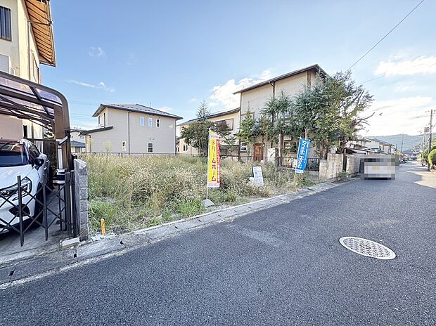 【【現地写真】】■自然と街並みが調和した、落ち着きのある岩倉エリア。交通量の少ない閑静な住環境で、子育て世帯からゆったり暮らしたい方まで幅広くおすすめ。毎日の暮らしに心安らぐ時間をもたらします。現地(2026年1月)