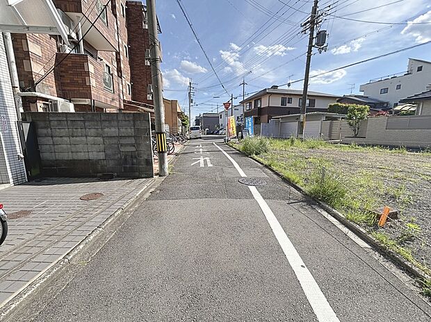 【【前道写真】】■前道は車通りが少なく落ち着いた住環境。車の出入りもしやすく、駐車時や乗り降りの際も安心です。小さなお子様のいるご家庭やゆったりとした生活を求める方におすすめの住環境です。現地(2026年5月)撮影