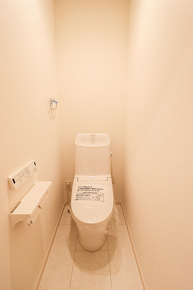 【【ドリームタウンシリーズ施工例】】■部屋とトイレの寒暖差によるヒートショックが心配な方の健康を守るうえでも、便座の温度設定は温水洗浄便座に付随するうれしい機能の1つです。
