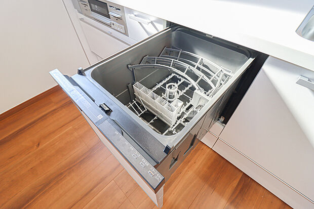 【【食器洗浄乾燥機】】後片付けをサポート。食事後の家族のくつろぎタイムもゆっくりともてます。朝食準備や送り迎え…と忙しいママも大助かり。環境にも手肌にも優しい設備です。