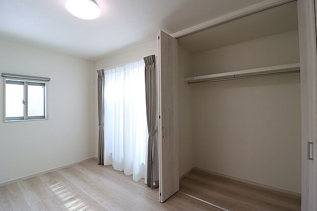 【【ドリームタウンシリーズ施工例】】■寝室や子供部屋、ワークスペースなどライフスタイルに合わせて柔軟に使える洋室。家具も配置しやすくプライベートな時間を快適に過ごせます。
